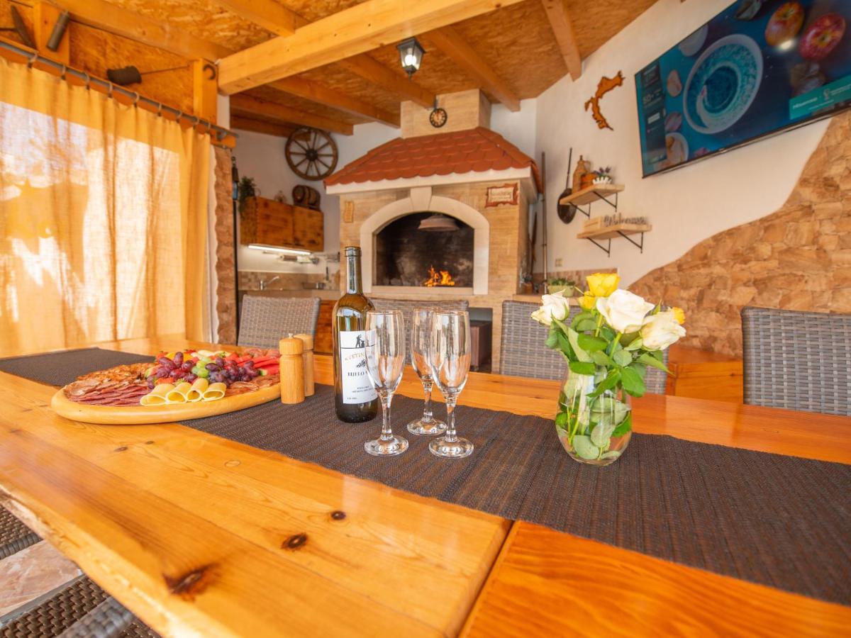 Beautiful Holiday Home "Villa Luka" Kastel Stafilic Exterior photo